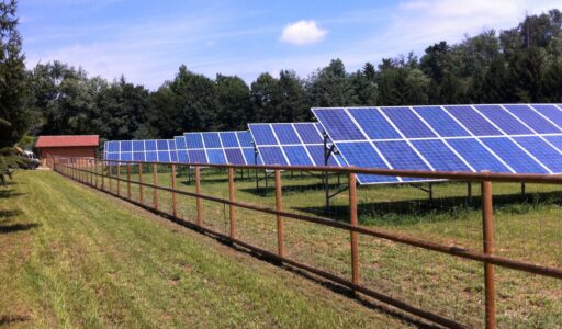 Progettazione e Direzione Lavori impianti fotovoltaici: in questa foto, riportiamo un impianto fotovoltaico realizzato a terra. Ad oggi abbiamo all'attivo alcuni MW di potenza installata.